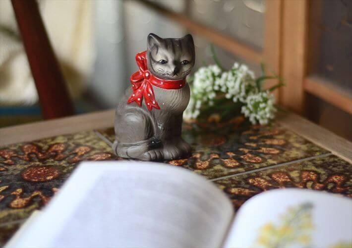 ドイツ製 赤いリボンのネコ 陶器フィギュア
