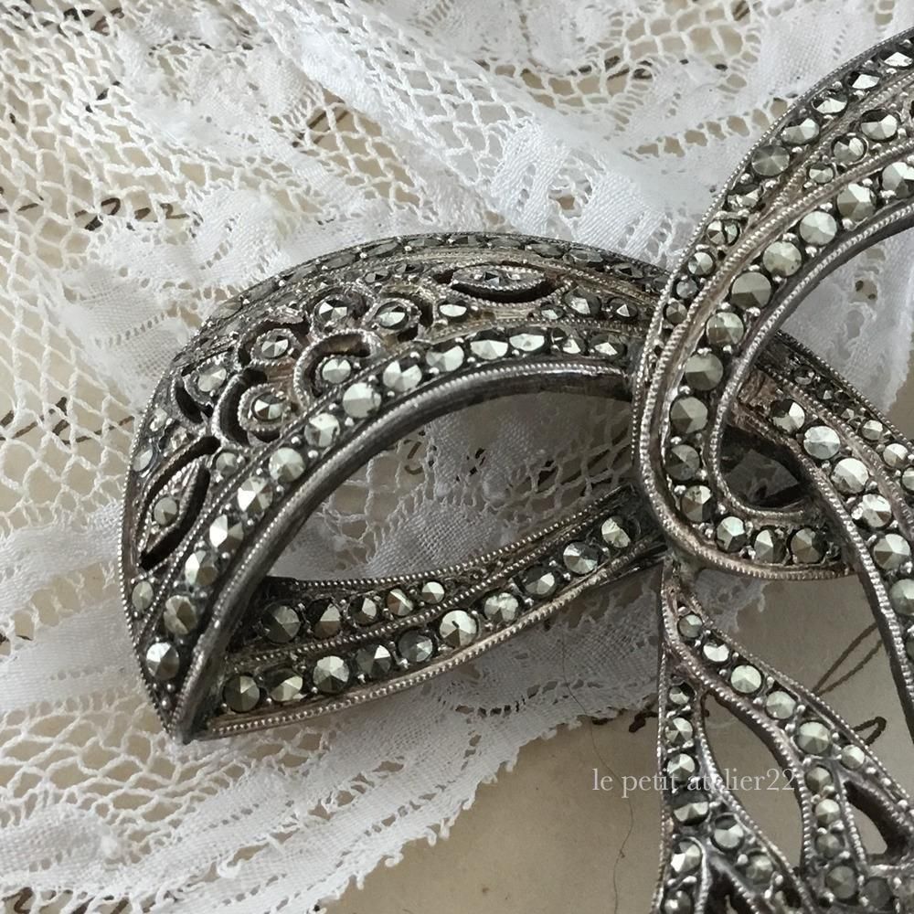 フランス アンティーク シルバー ブローチ リボン マルカジット マーカ