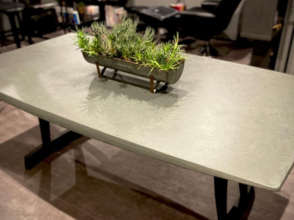 DIY初心者でも出来る！古いテーブル天板をカッコいいモルタルテーブル