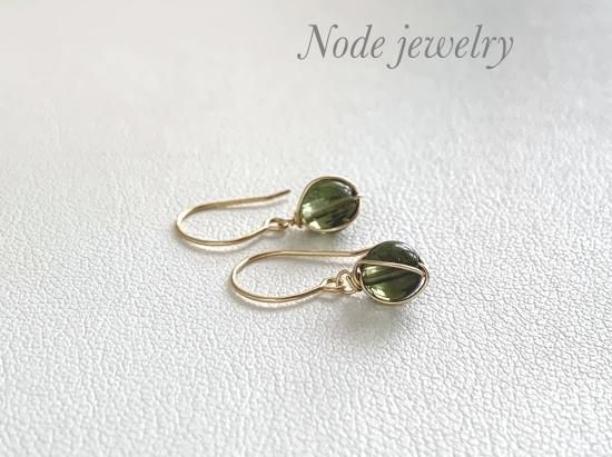 K18 モルダバイト ワイヤーピアス - Node Gems