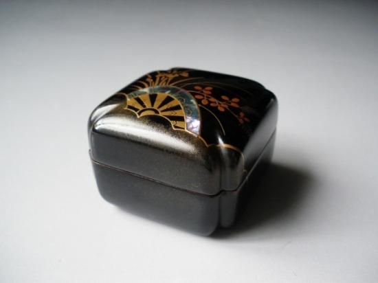 山中塗 片輪波 黒塗香合 (共箱)新井司峰 - 茶道具販売 栗林園