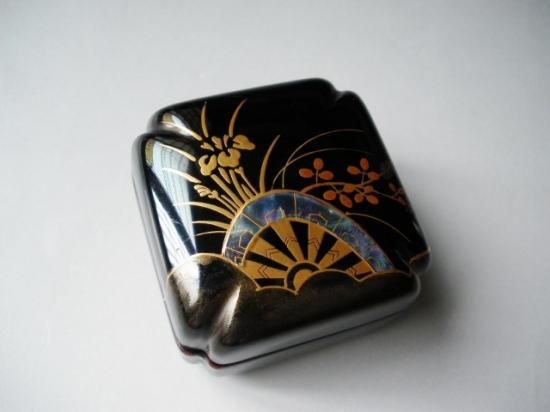 山中塗 片輪波 黒塗香合 (共箱)新井司峰 - 茶道具販売 栗林園