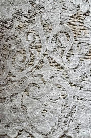 アンティーク キャリックマクロスレース 花と蓮 百合紋アップリケ 籠