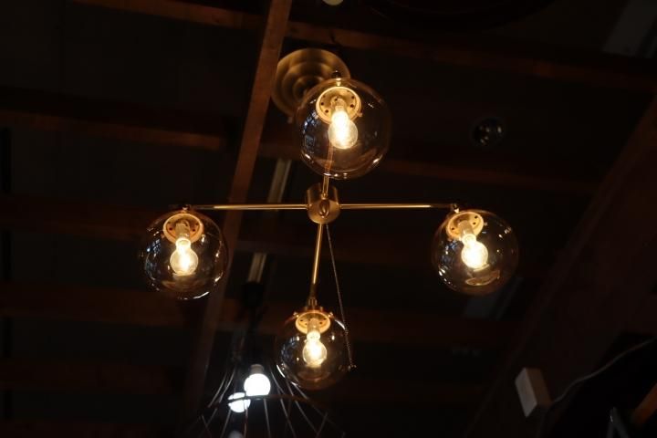 unico(ウニコ)のMOON CROSS LAMPです。 真鍮のような濃淡のある