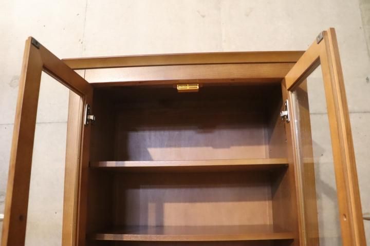 karimoku(カリモク家具)のキャビネット・ガラス扉です。シンプルで