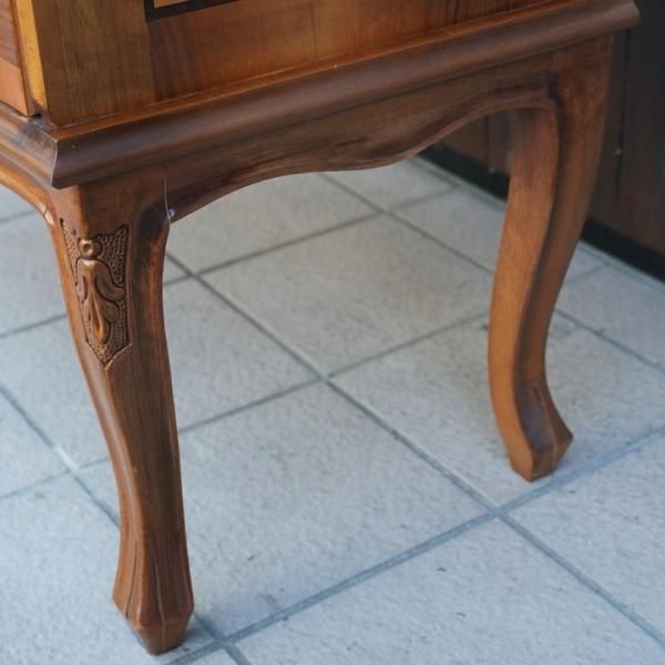 アンティーク調の象嵌細工が施された猫脚の3段チェストです