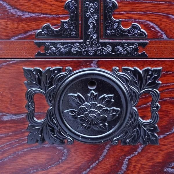 四国高松の伝統工芸 飛鳥工芸家具の欅材 和箪笥です。隅金具をはじめ