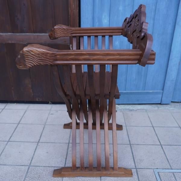 イタリアの伝統家具サヴォナローラチェアです。美しい彫刻が目を引く