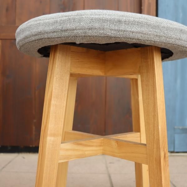 unico(ウニコ)の CLARUS-mini(クラルスミニ) アッシュ材 スツールです