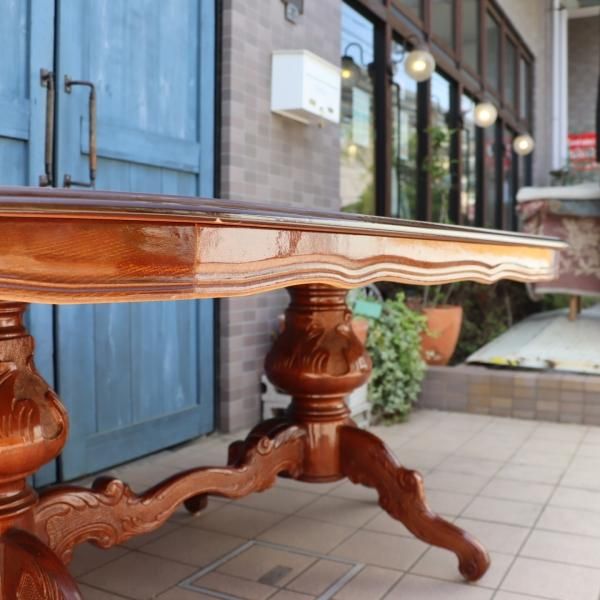 イタリア伝統の象嵌細工が施されたダイニングテーブルです。クラシック