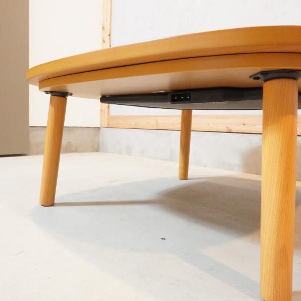 人気の無印良品(MUJI)の正方形こたつテーブルです。木のナチュラルな