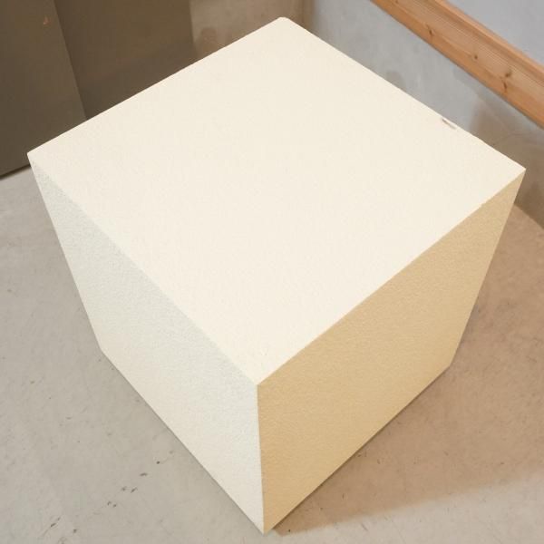 ZARA HOME セメントフィニッシュテーブル