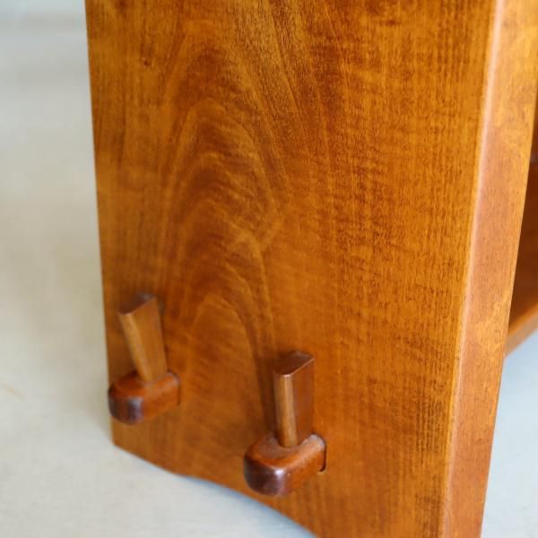 昭和レトロなヴィンテージブックシェルフです。木の素朴な風合いと