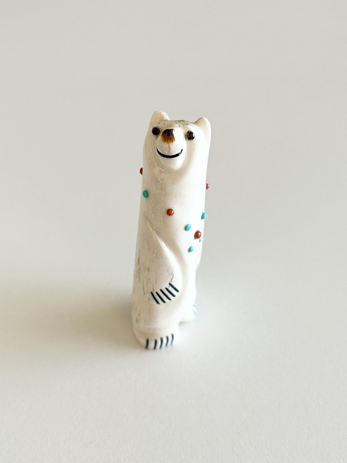 ズニ族 くまフェティッシュ（鹿の角） - インディアンジュエリー専門店