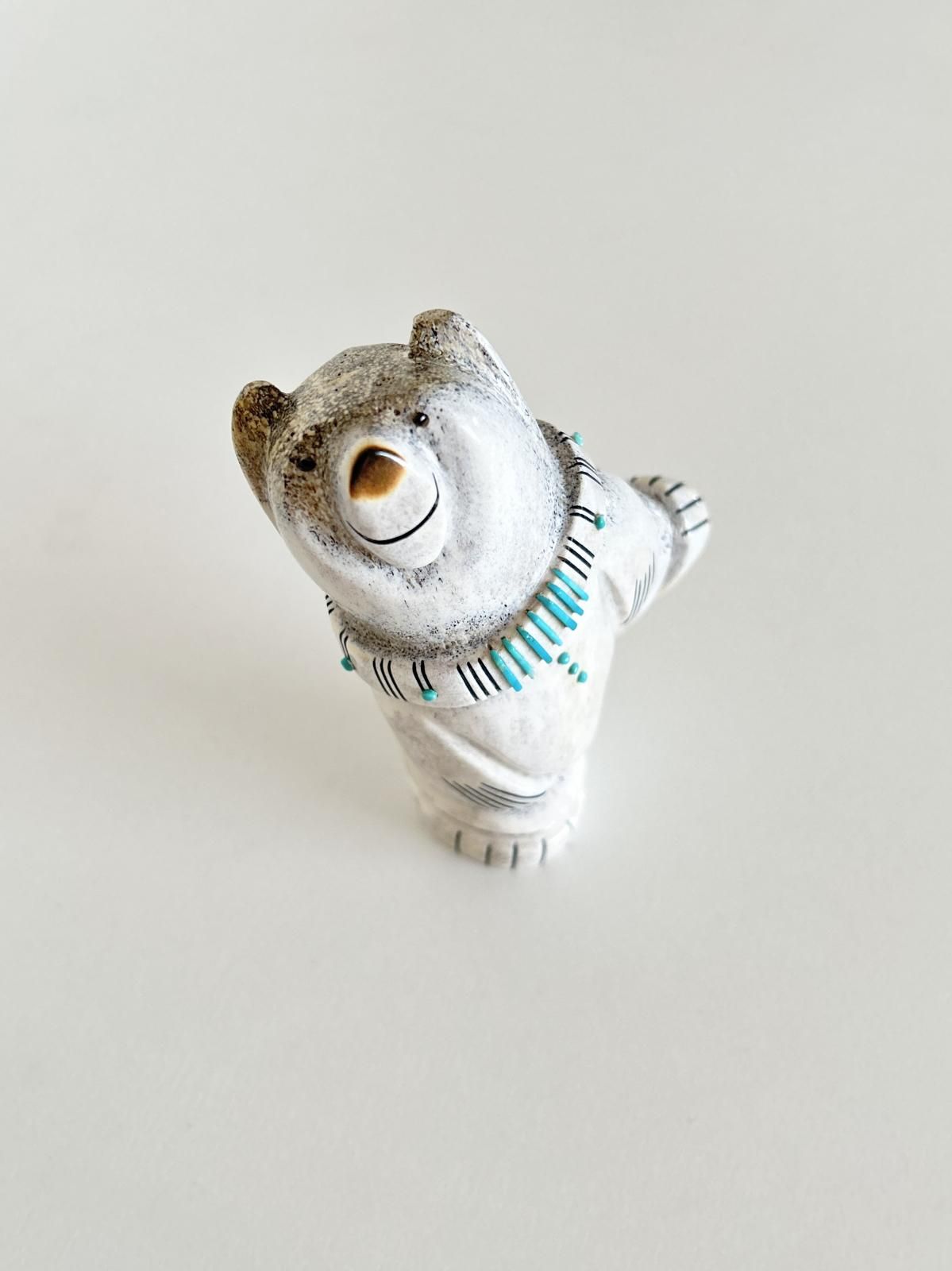 ズニ族 くまフェティッシュ（鹿の角） - インディアンジュエリー専門店