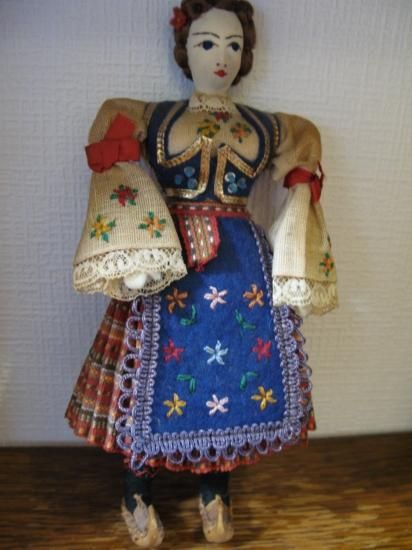 ビング＆グロンダールの大きなヴィンテージ磁器の置物 - 民族衣装を着