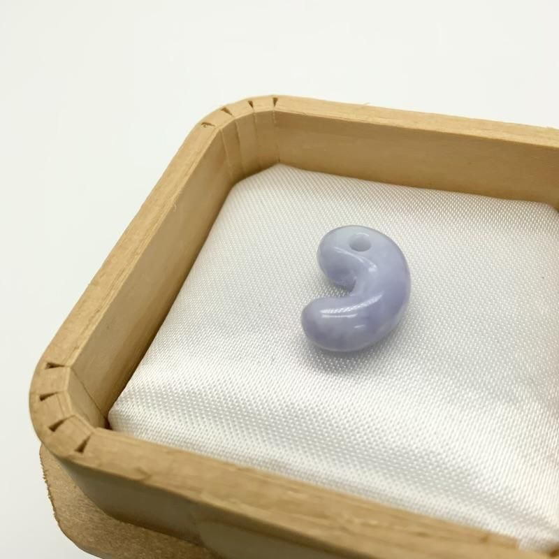 糸魚川ラベンダー翡翠 (青海産) 勾玉 巴型 】 国産 天然石 糸魚川翡翠