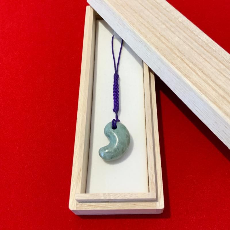 糸魚川翡翠(小滝産) 勾玉 】 国産 天然石 糸魚川産翡翠 ひすい ヒスイ