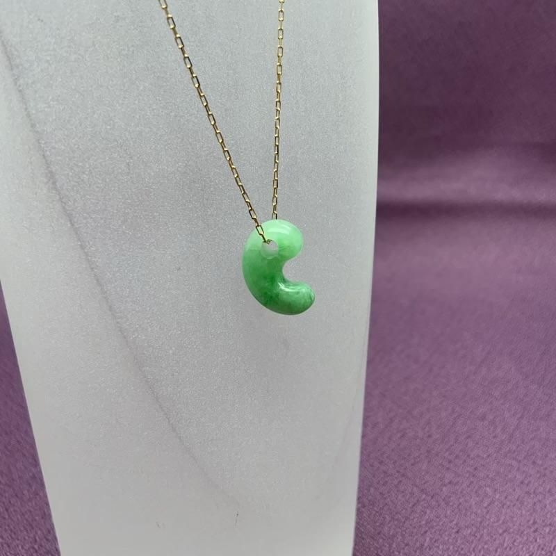 糸魚川翡翠 姫川産 勾玉 K18チェーンペンダント 】 国産 天然石 糸魚川