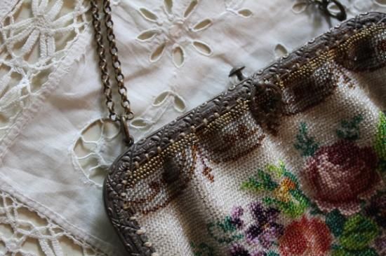 アンティーク ローズとスミレのマイクロ ガラスビーズバッグ