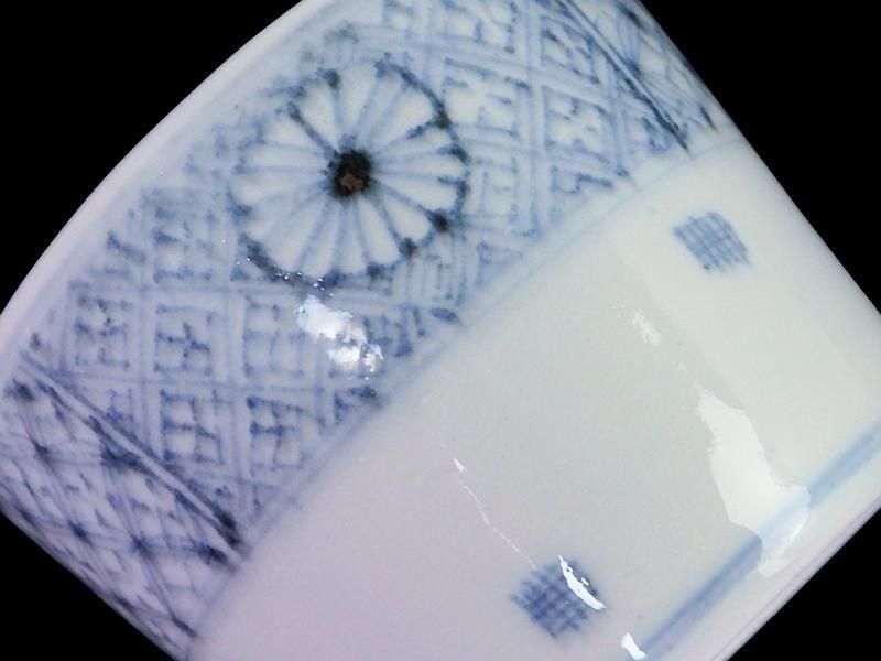 古伊万里 染付 四方襷紋に菊花図 蕎麦猪口