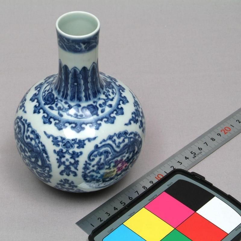 青白磁龍絵の景徳鎮・陶磁壺 「中日文化研究所創立六十周年記念」品