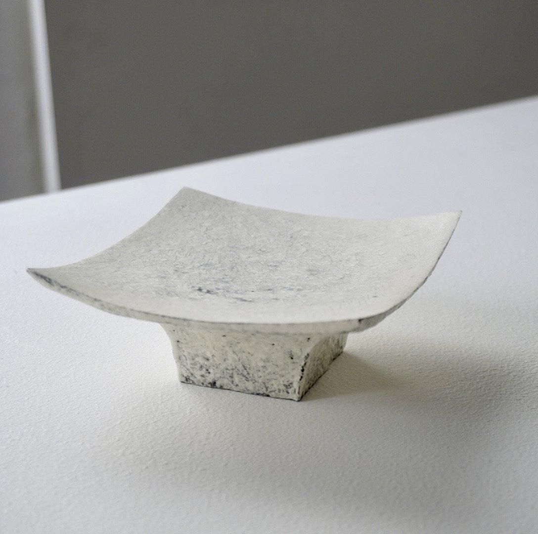 中央香台 : 高さ40cm、天板20cm角 中央香台 : 高さ40cm、