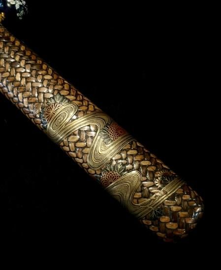 金唐革 菊図前金具付 煙草入れ・木彫 塗り 緒締 ・流水に菊図 網代に