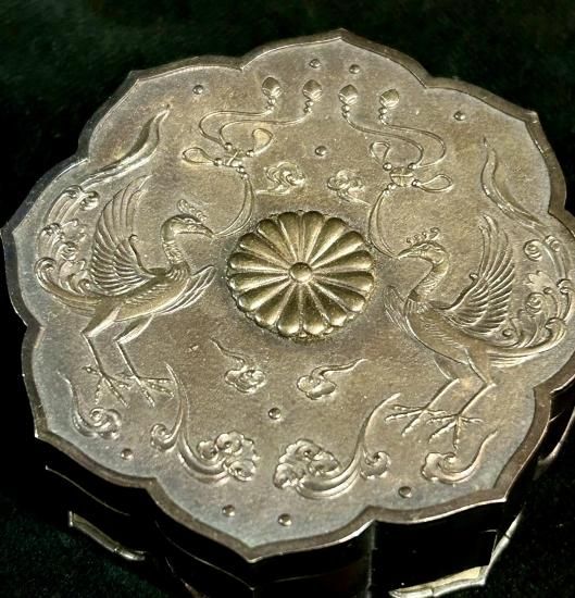 ボンボニエール 八稜鏡形鳳凰文 天皇家 大正大礼 純銀製」 - 正尚堂