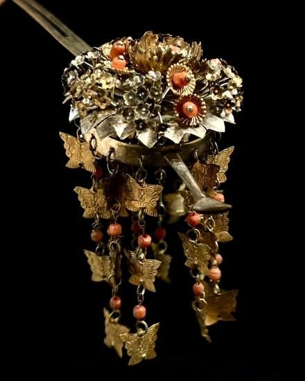 花に蝶文様アンティーク 純銀・鍍金 本珊瑚 金工 びらびら簪」 - 正尚堂