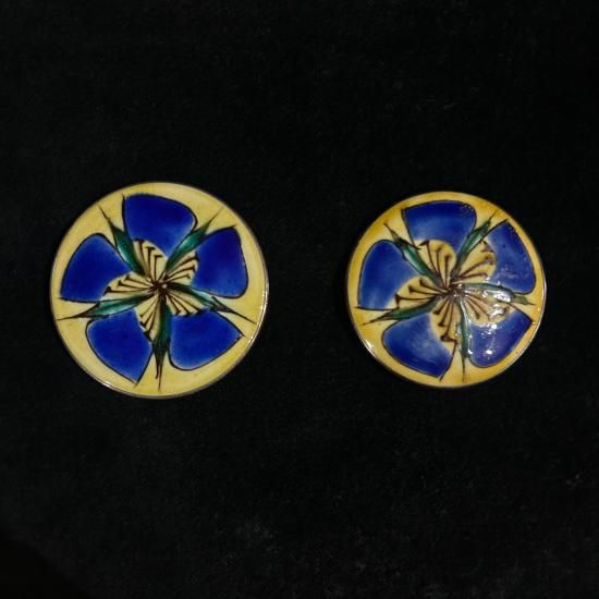 人間国宝 富本憲吉造 資生堂 色絵 五弁花・椿図 帯留」（昭和14年の銘