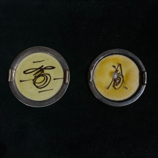 人間国宝 富本憲吉造 資生堂 色絵 五弁花・椿図 帯留」（昭和14年の銘