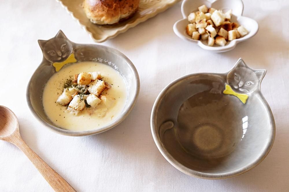 ウ21 黄色いリボンをつけた猫のフラットボウル（貫入/釉ヒビあり