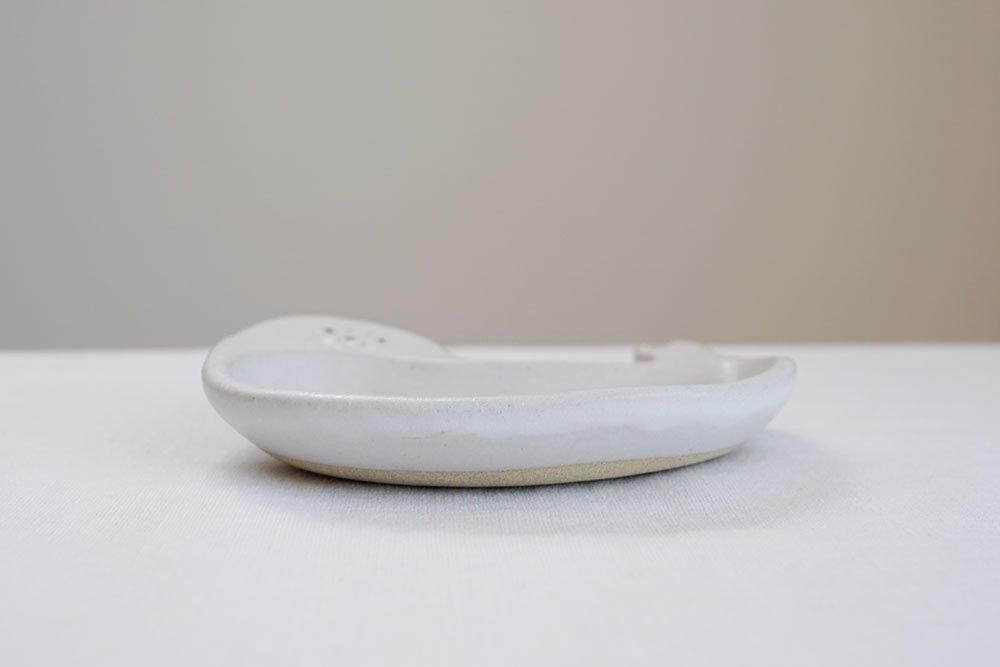 ク34 アザラシ豆皿 - 益子焼の小さな窯元「よしざわ窯」- 生活陶器