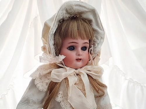 アンティークポストカード ビスクドールと美しい少女 アンティーク