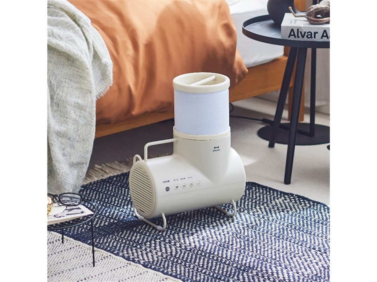 BRUNO、自立型ホースで室内ファンにもなる「ふとん&衣類ドライヤー