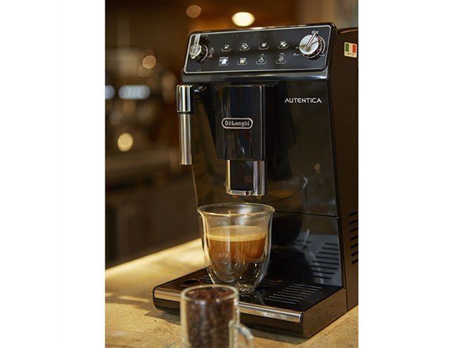 デロンギ、幅19.5cmのスリムな全自動コーヒーマシン「オーテンティカ