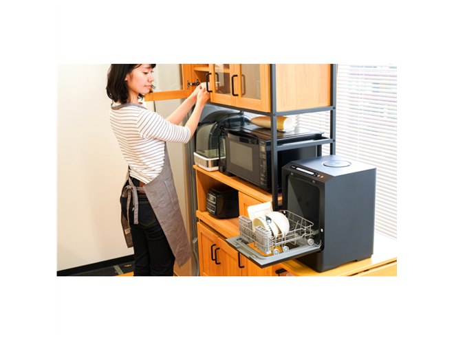 サンコー、工事不要で置ける“ひとり分用”タンク式食洗機「ラクアmini