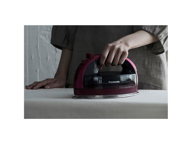 スチーム量約15％向上、パナソニック「Wヘッド」コードレスアイロン
