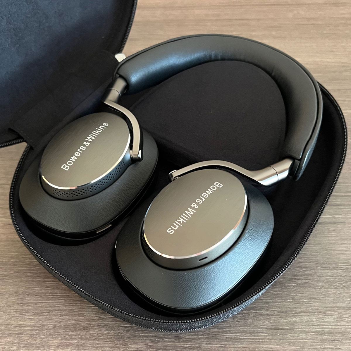 上質で快適。ワンランク上のノイキャンヘッドホン、B&W「Px8」を聴く