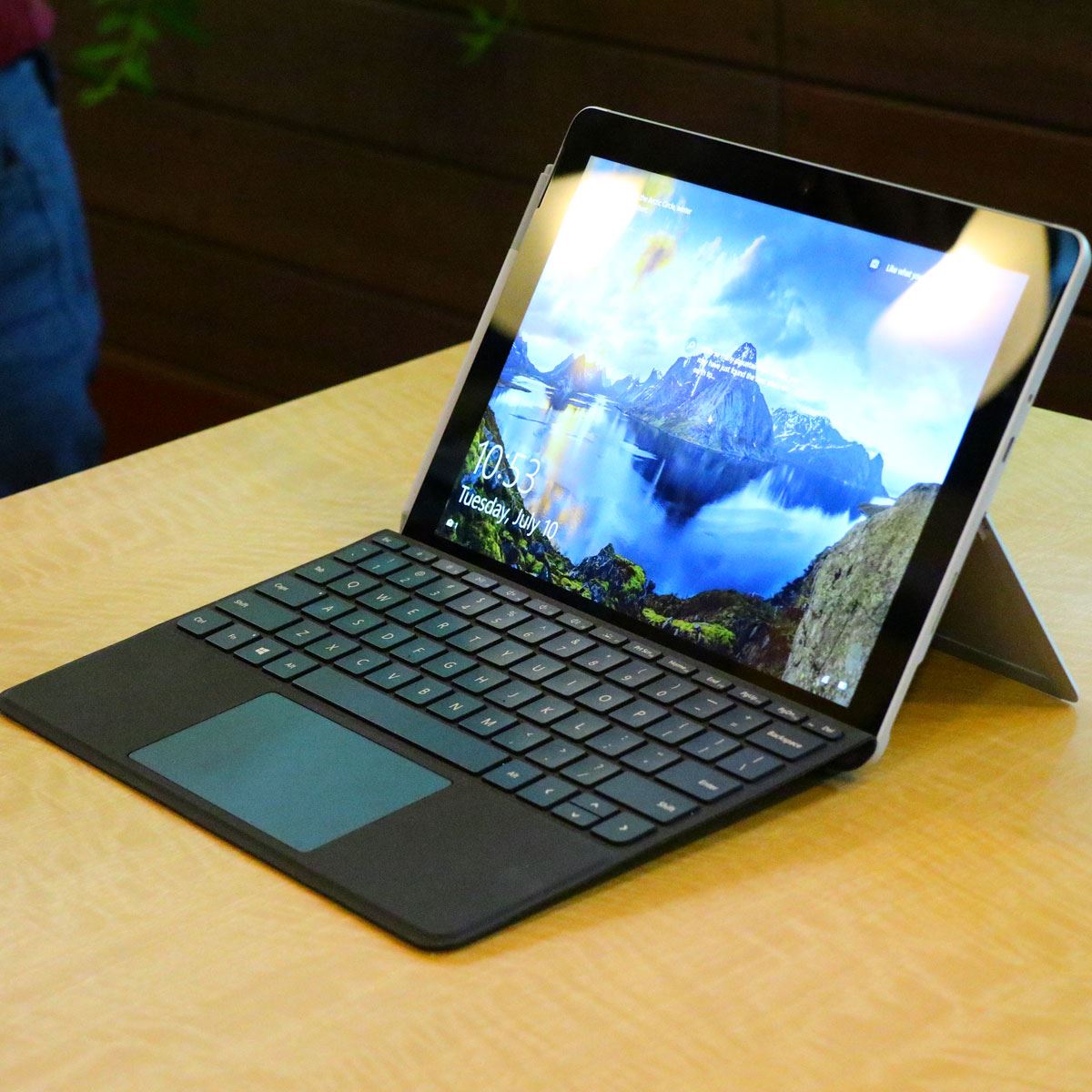 売れそうな予感！ 日本人好みの小さくて軽い「Surface Go」登場 - 価格