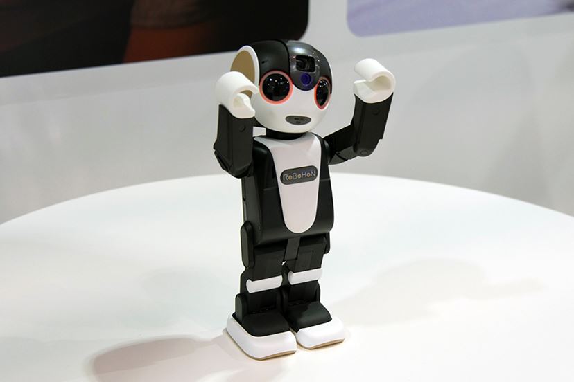 踊る・話す・プロジェクターで映し出すロボット電話「RoBoHoN」が2016