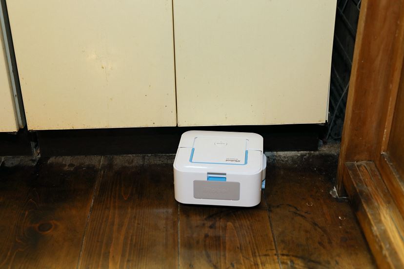 ピュッと水吹く！ 床拭きロボット「iRobot ブラーバジェット240」を