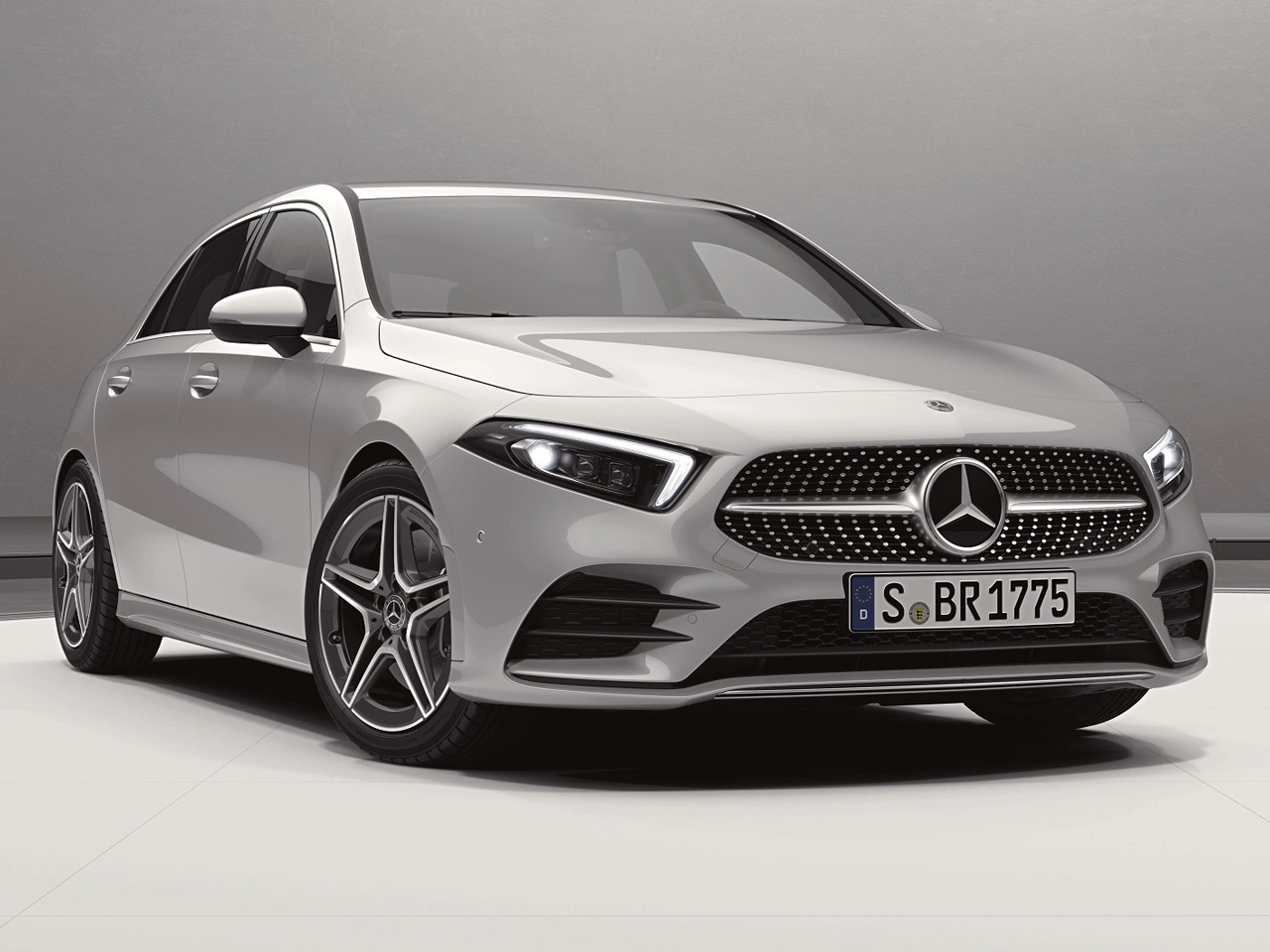 メルセデスベンツA180の純正アルミとメーカー指定のランフラットタイヤ