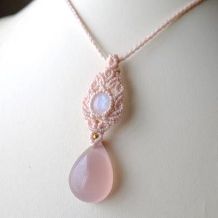 ピンクカルセドニー・ムーンストーン 天然石マクラメ編みペンダント