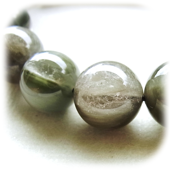 樹Rieは高波動のザギマウンテンクォーツのブレスレット、原石