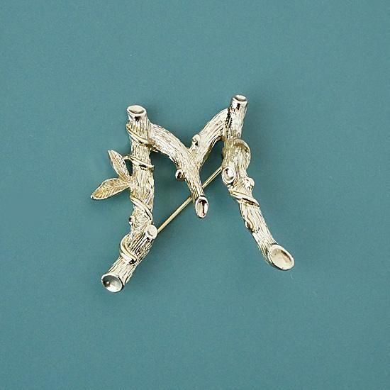 J0482 1970年代Sarah's A.B.C's“M”ゴールドブローチ - ロンドン