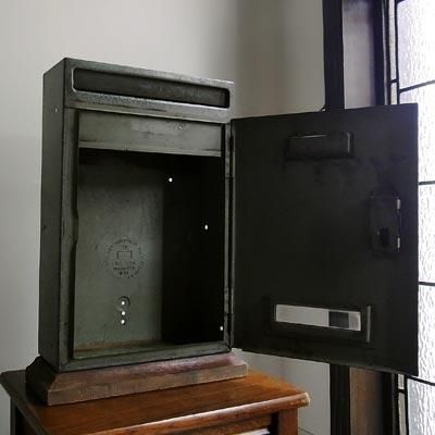 インダストリアル系 鍵付メタルポスト（レターボックス