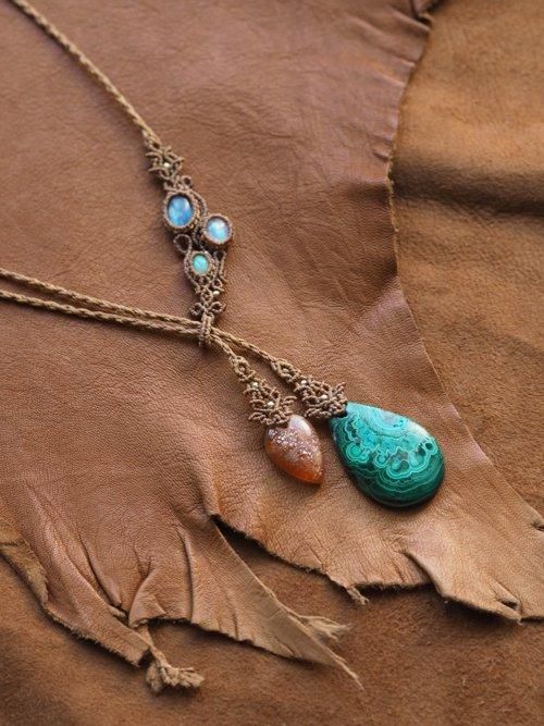 マクラメ編みネックレス カイヤナイト（ネパール産）＆ムーンストーン