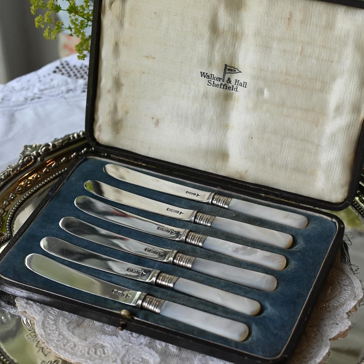 高級銀器のUYEDA扱いのスターリングシルバーの2つ折りの額です。元箱